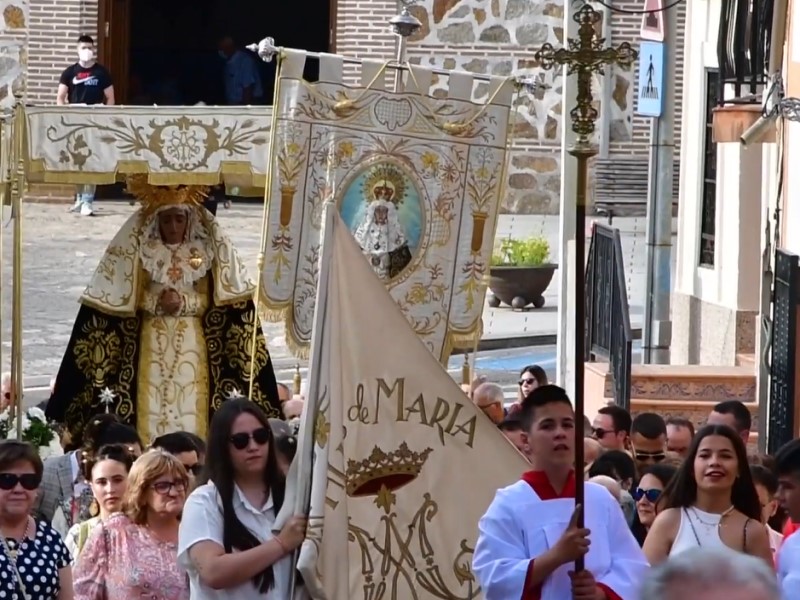 Alcolea de Tajo es una villa de las más antiguas de la comarca de Oropesa y el 12 de mayo, se celebra la tradicional Procesión de la Virgen de los Dolores. Hace 200 años cuentan, que una mujer alcoleana, Bárbara Copado, reunió a todos los vecinos del pueblo para rezar en un día de gran tormenta, que amenazaba todas las mieses y cosechas de la localidad. Según cuenta la tradición, la virgen había protegido todas las tierras de la villa, dándose cuenta que todas las cosechas de los pueblos de alrededor habían sido destruidas. Desde entonces se confirió la idea de celebrar una gran fiesta. Procesión Virgen de los Dolores - Alcolea de Tajo